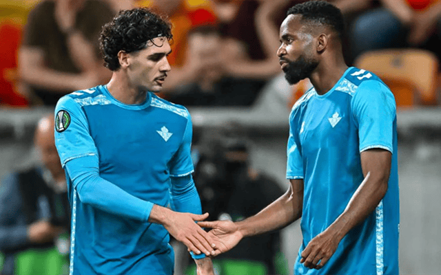 FB体育官网-手足相争的球队较量，胜者笑傲赛场