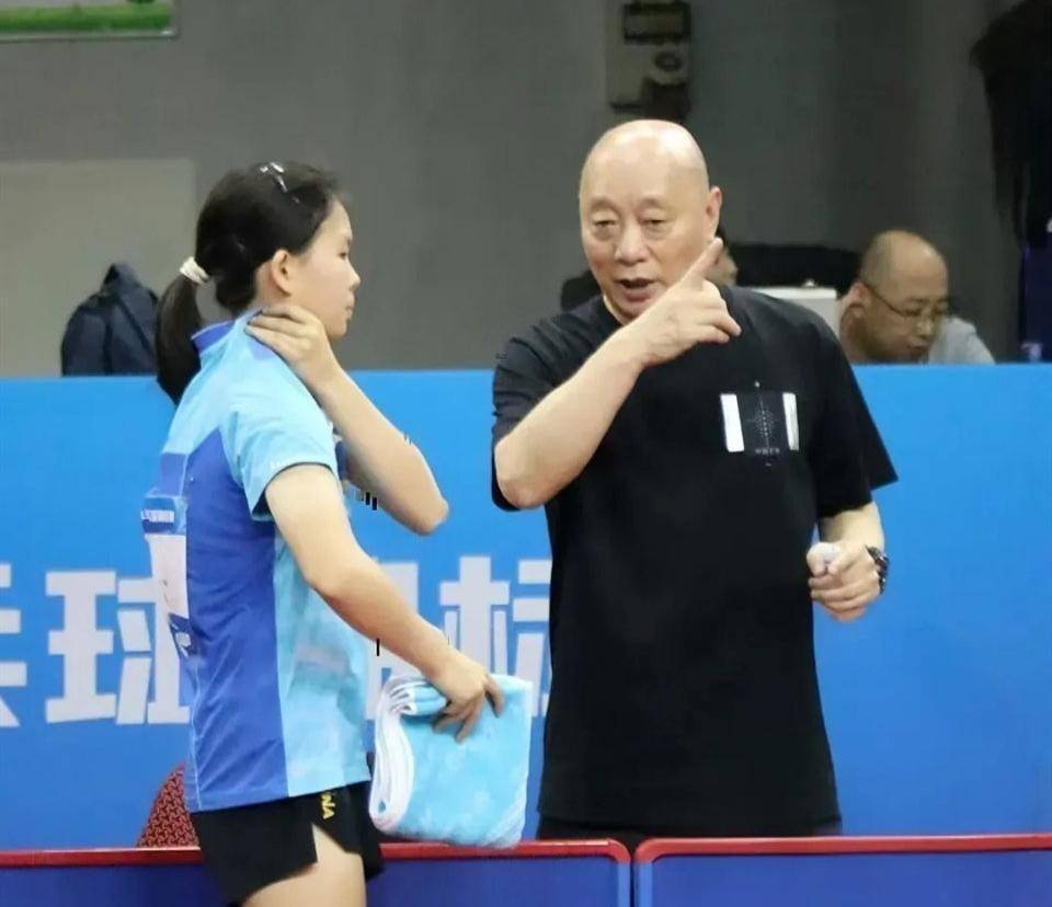 强队在场上展现统治力,横扫对手 强队在场上展现统治力,横扫对手