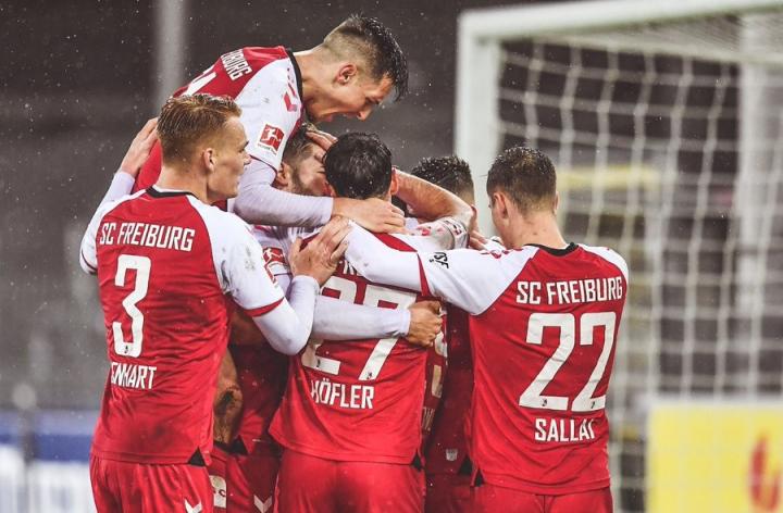 关于沙尔克欲主场击败比勒费尔德，提升排名的信息