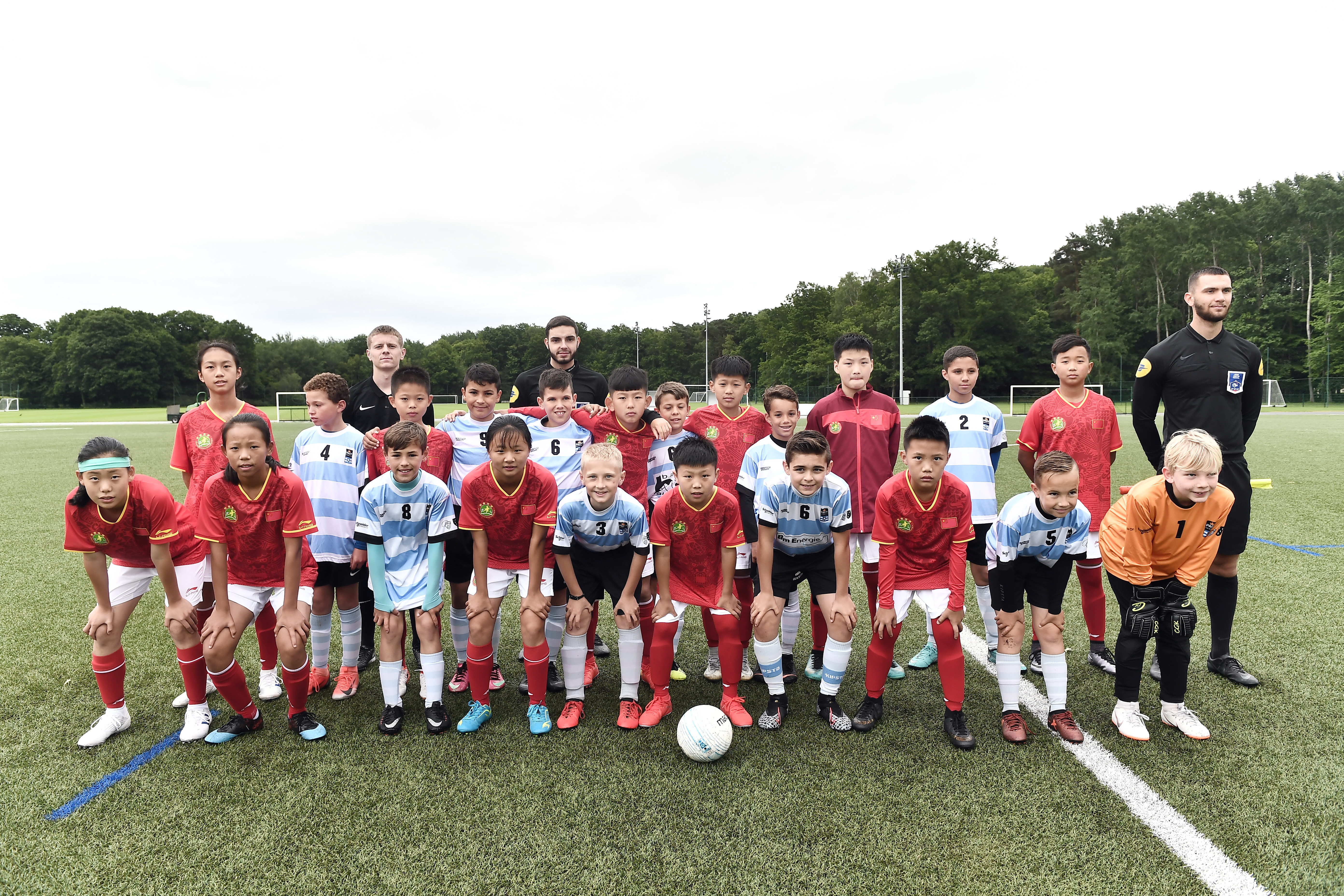 足球女队大获全胜，晋级次轮战胜宿敌！