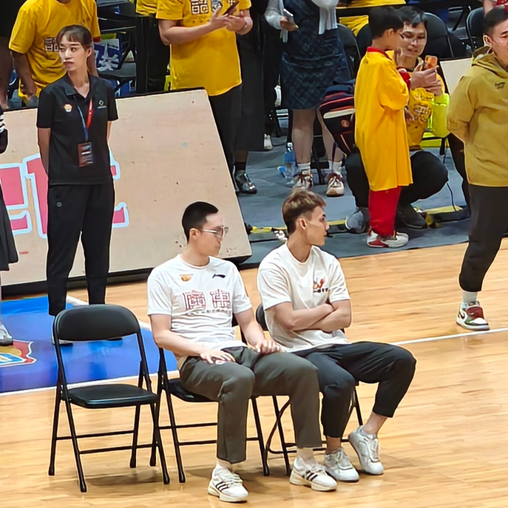 部分球迷欣赏到精彩篮球盛宴 部分球迷欣赏到精彩篮球盛宴