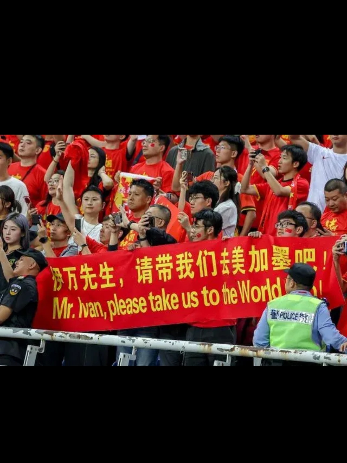 格林纳达中场尝试挑战墨足球 格林纳达中场尝试挑战墨足球