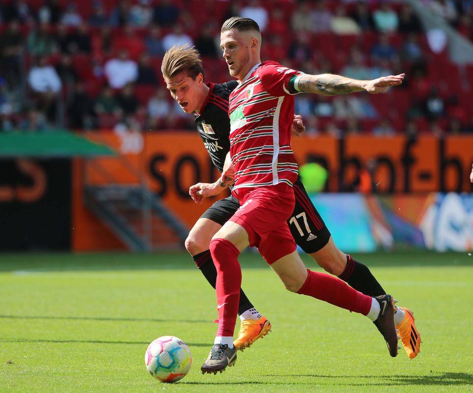 包含奥格斯堡客场险胜联赛新贵，补充信心的词条