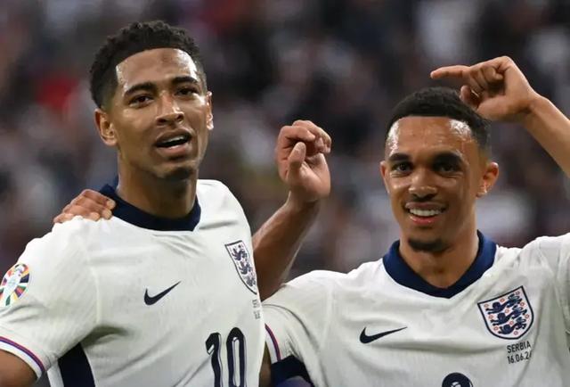 FB体育网页版-热门球队取得胜利，球员兴奋高兴