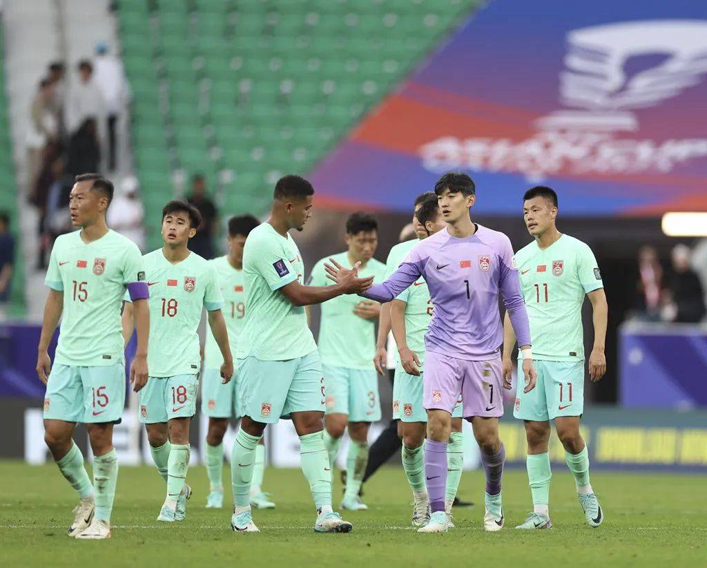 热门球队取得胜利，球员兴奋高兴