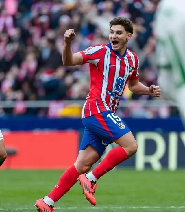 FB体育下载-足球比赛中的精采瞬间震撼全场！