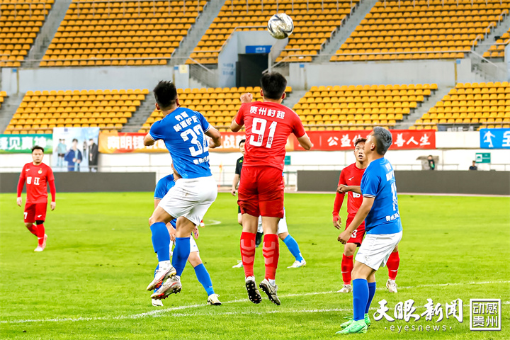 足球比赛现场观众情绪高涨，加油声震耳欲聋