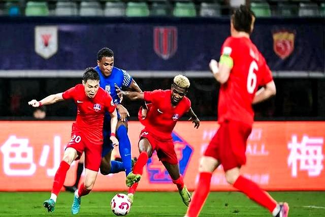 足球比赛现场观众情绪高涨，加油声震耳欲聋