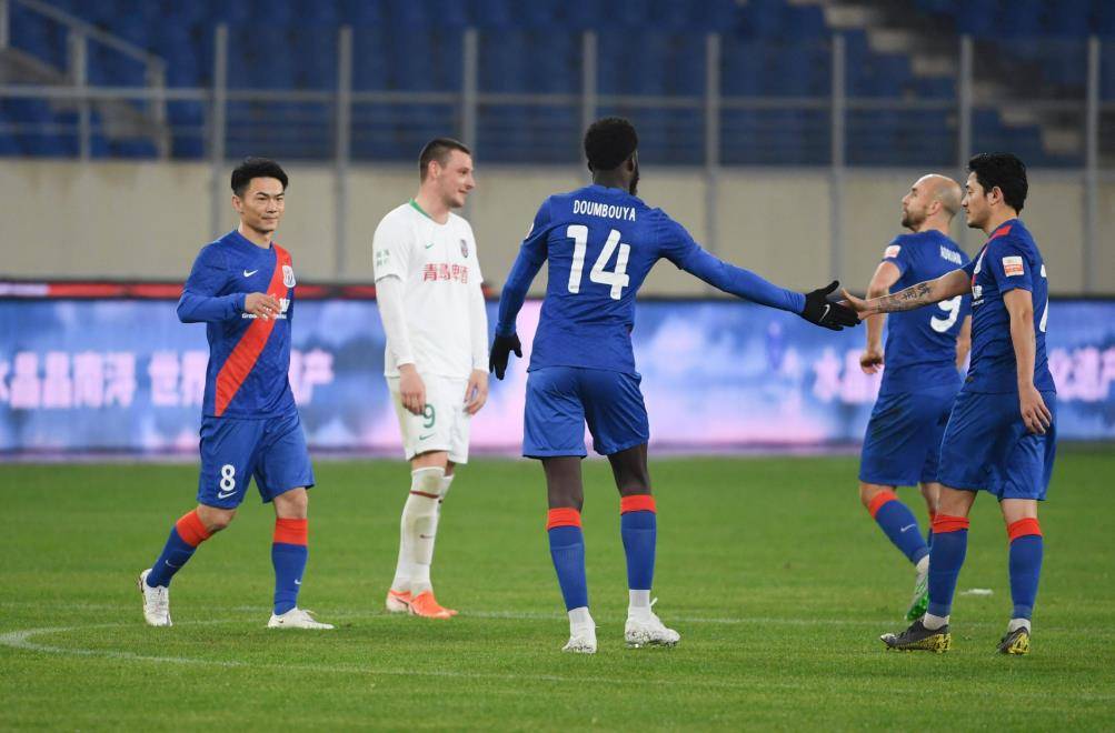 重磅足坛消息:联赛竞争激烈,冠军悬念引发球迷热议 重磅足坛消息:联赛竞争激烈,冠军悬念引发球迷热议