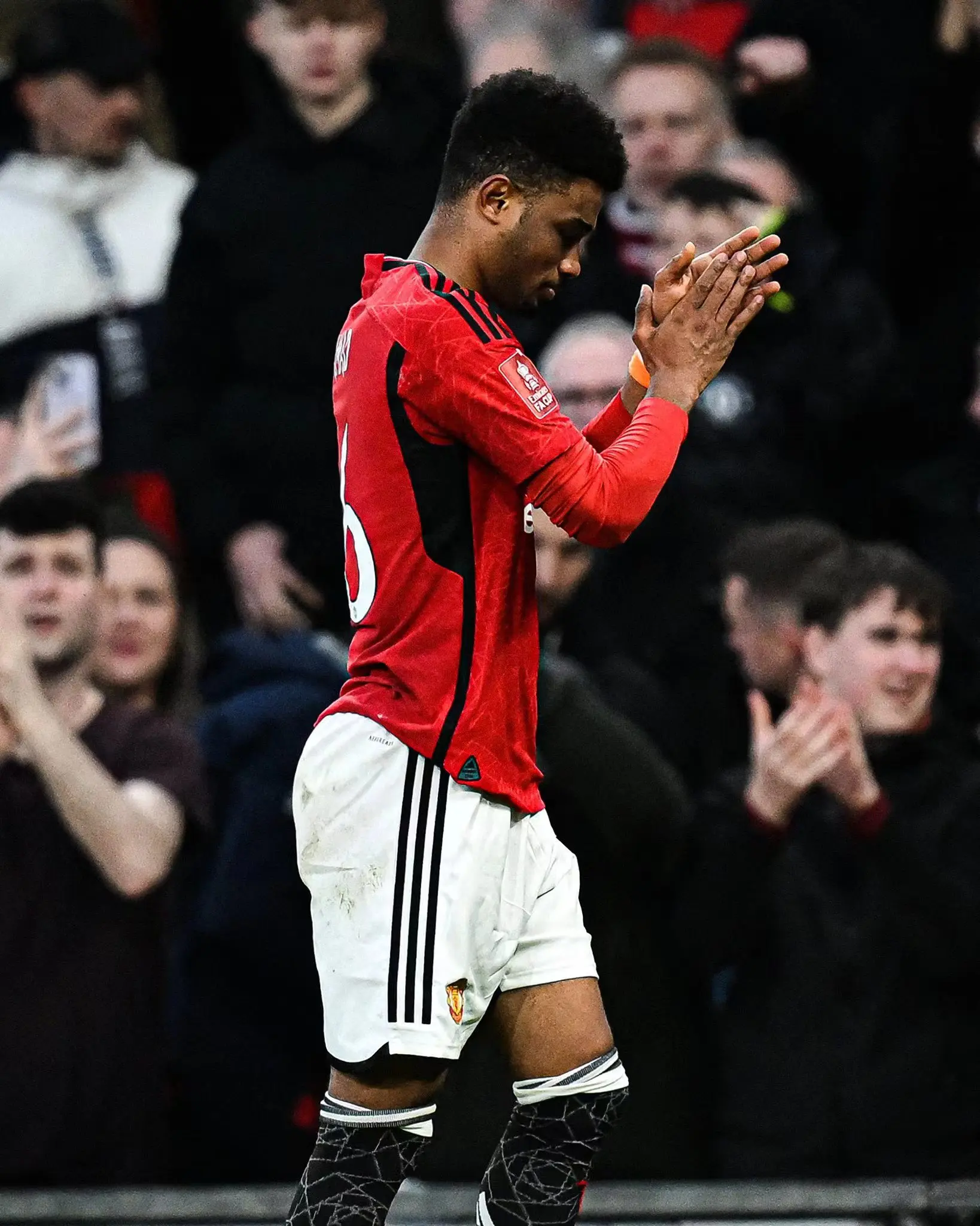 曼联逆转胜利,火线追赶领头羊 曼联逆转胜利,火线追赶领头羊