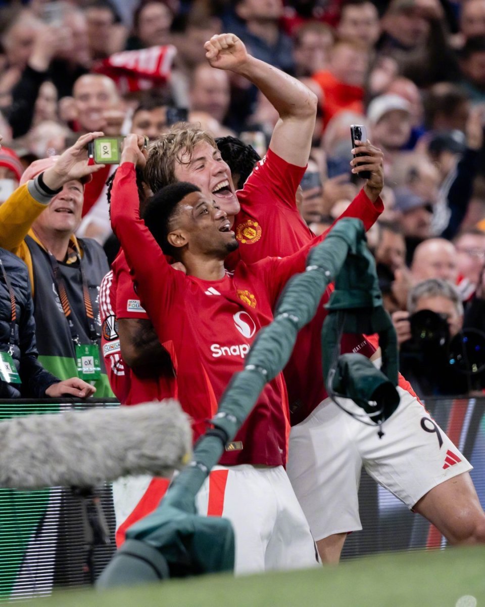 曼联逆转胜利,火线追赶领头羊 曼联逆转胜利,火线追赶领头羊