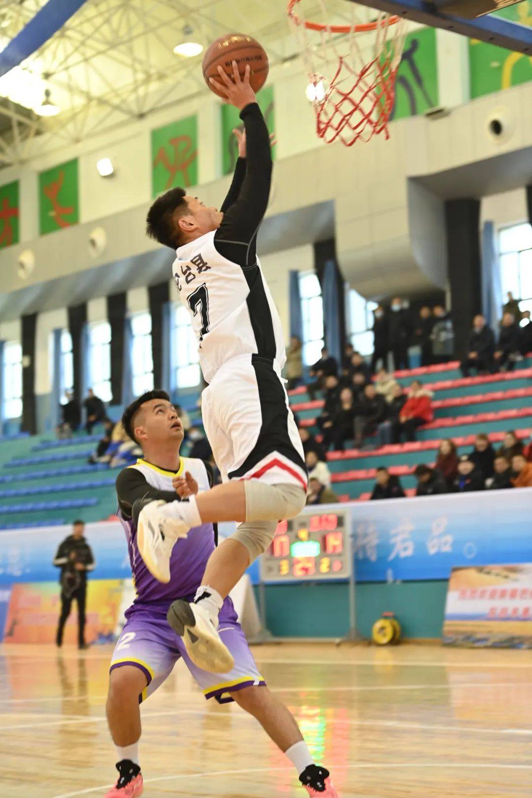 FB体育APP-国内篮球职业联赛引爆热潮，赛场上风起云涌