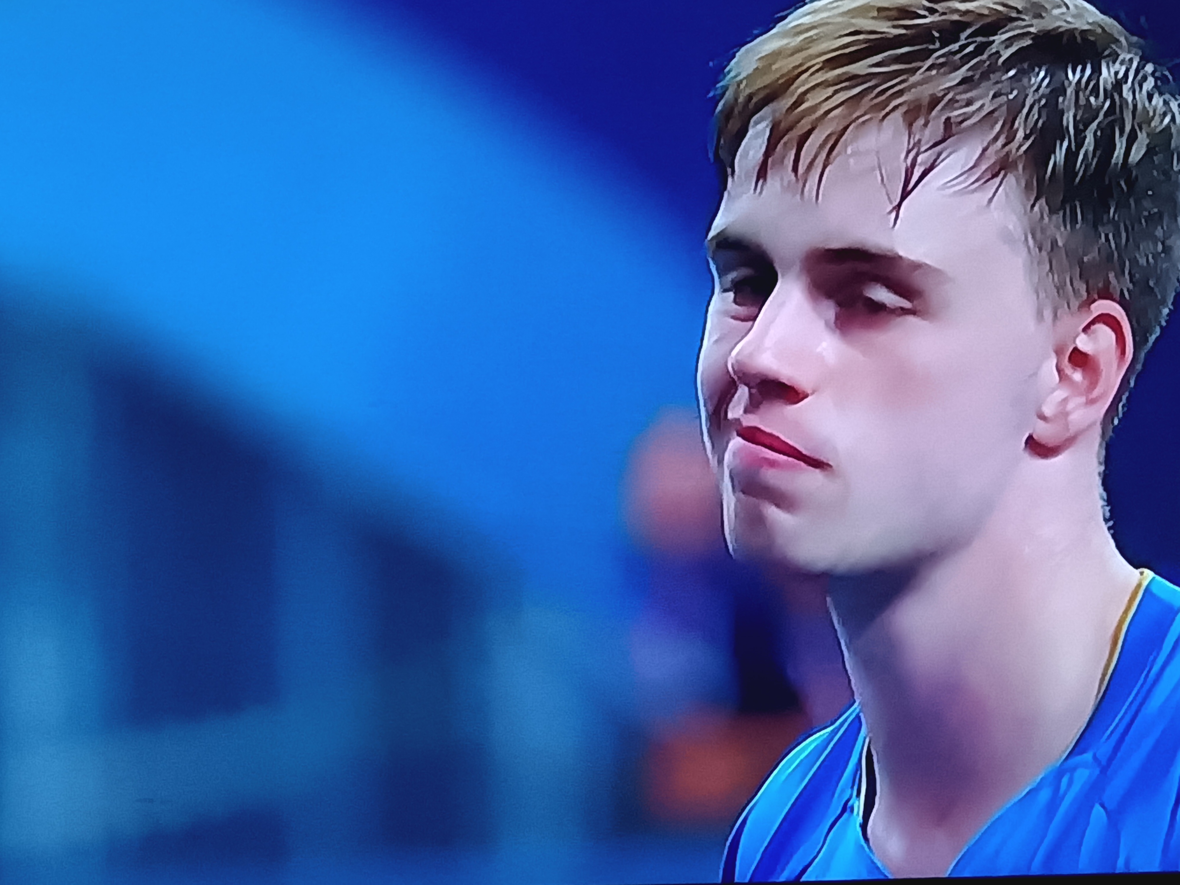 瑞典队球员纷纷挥汗拼搏，取得在欧洲比赛场上的胜利