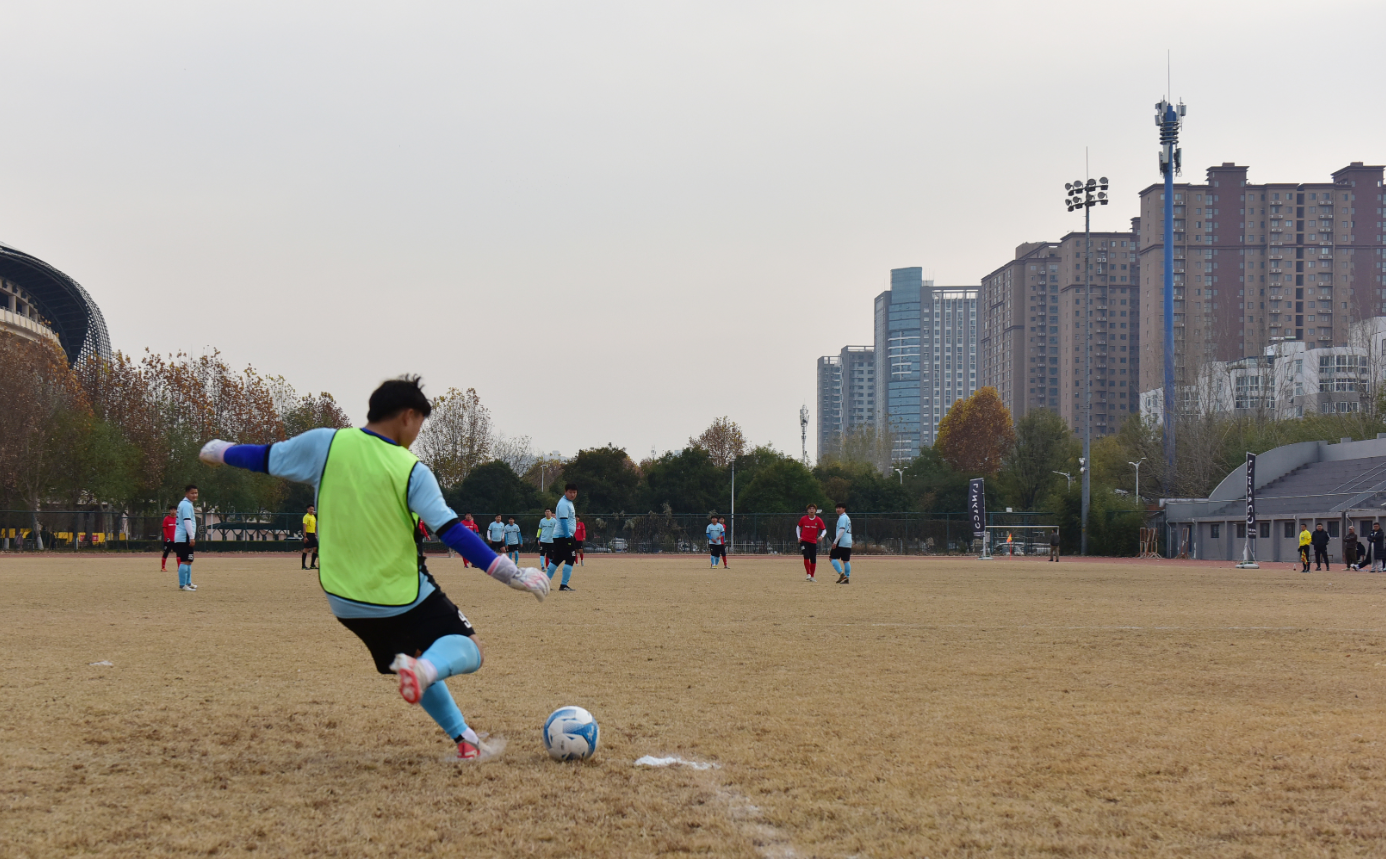 足球比赛现场精彩纷呈,观众热情高涨不减 足球比赛现场精彩纷呈,观众热情高涨不减