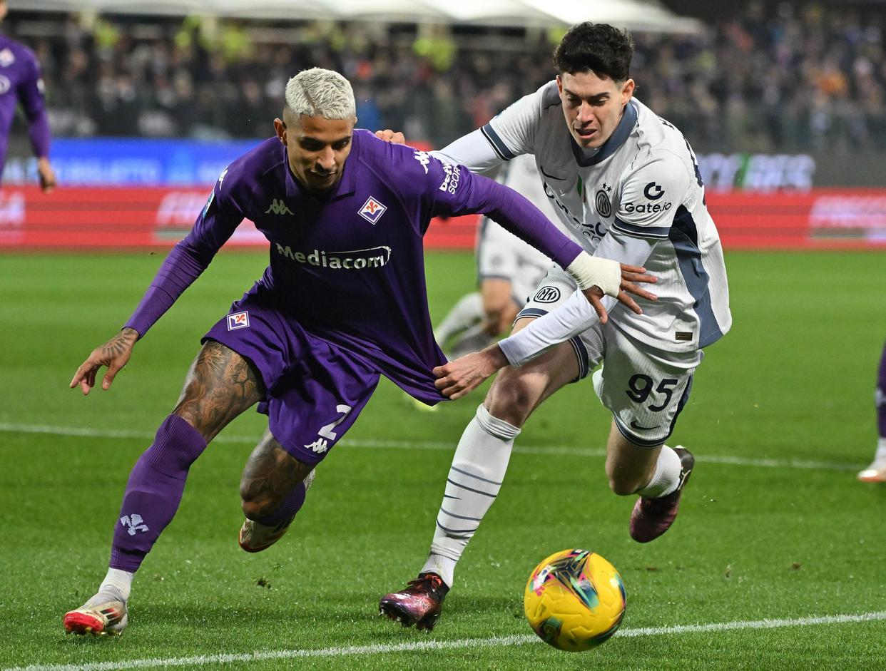 FB体育下载-佛罗伦萨球员集体庆祝生日，团结一致