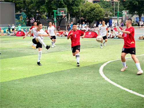 FB体育下载-足球比赛现场球员尽展拼搏精神，令人赞叹