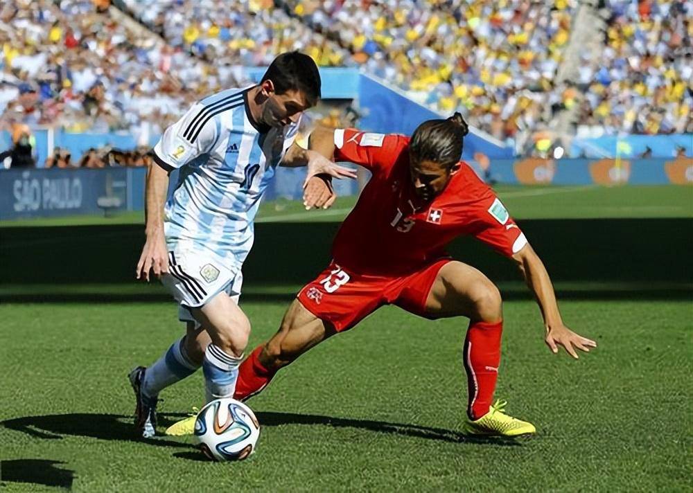 足球比赛现场球员尽展拼搏精神，令人赞叹