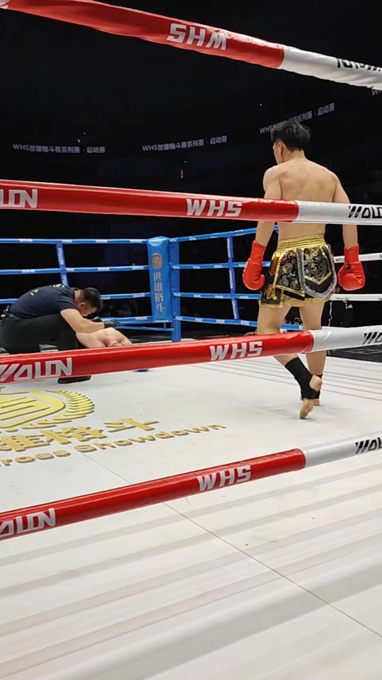 拳击赛场上掀起一波波热潮，谁能笑傲群雄？