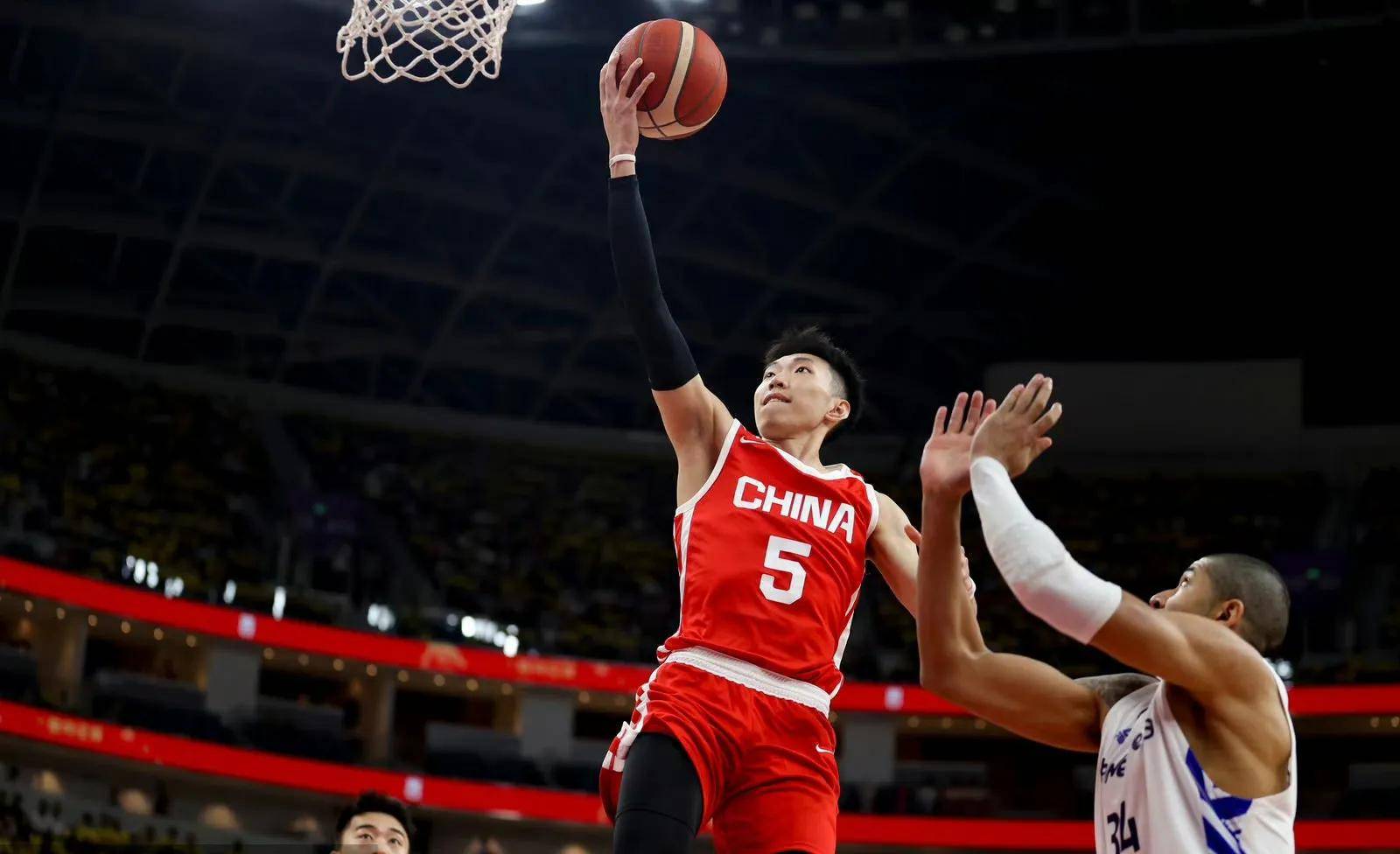 委内瑞拉篮球队迎来国家联赛冠军，队员雨中独秀