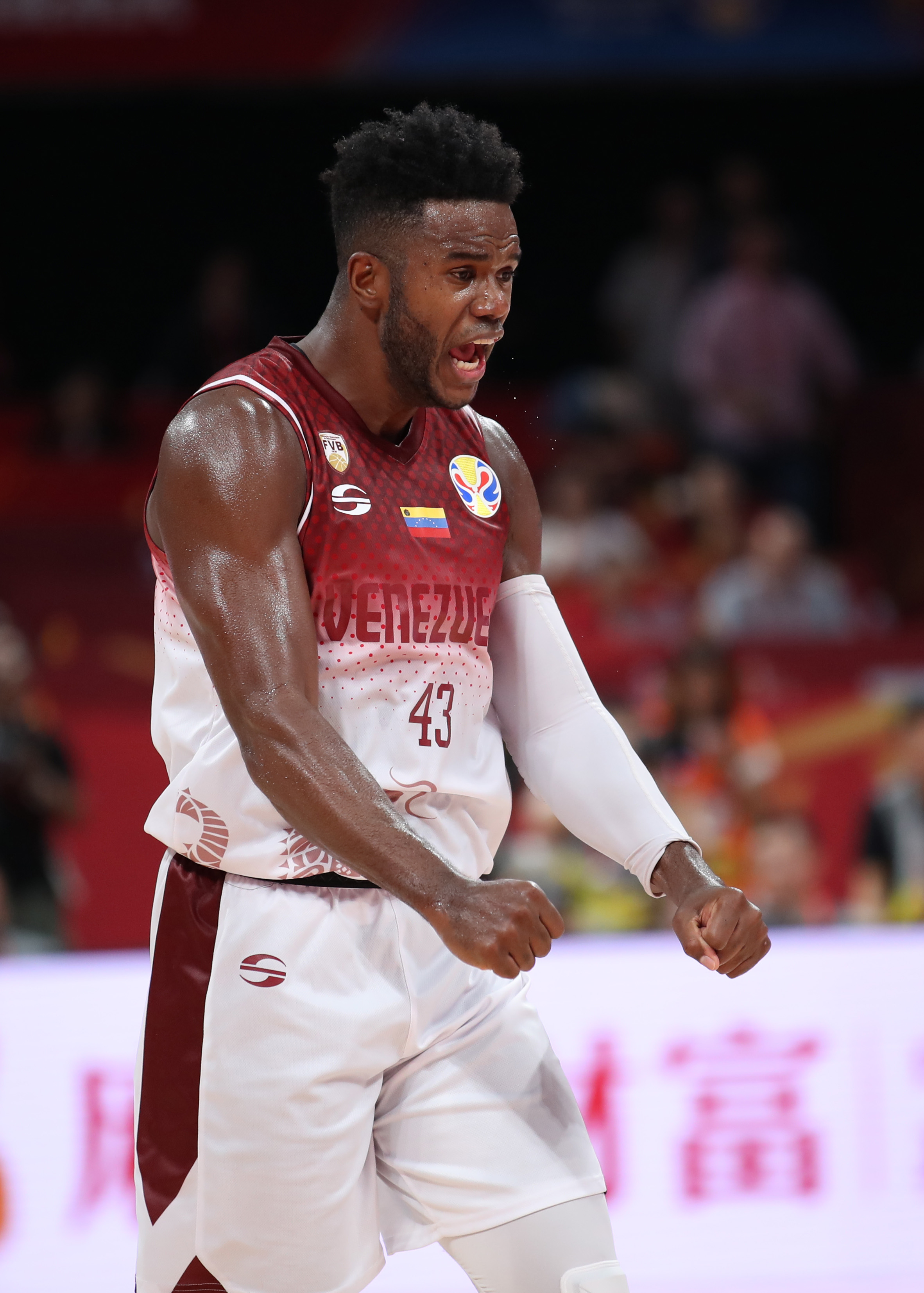 委内瑞拉篮球队迎来国家联赛冠军，队员雨中独秀