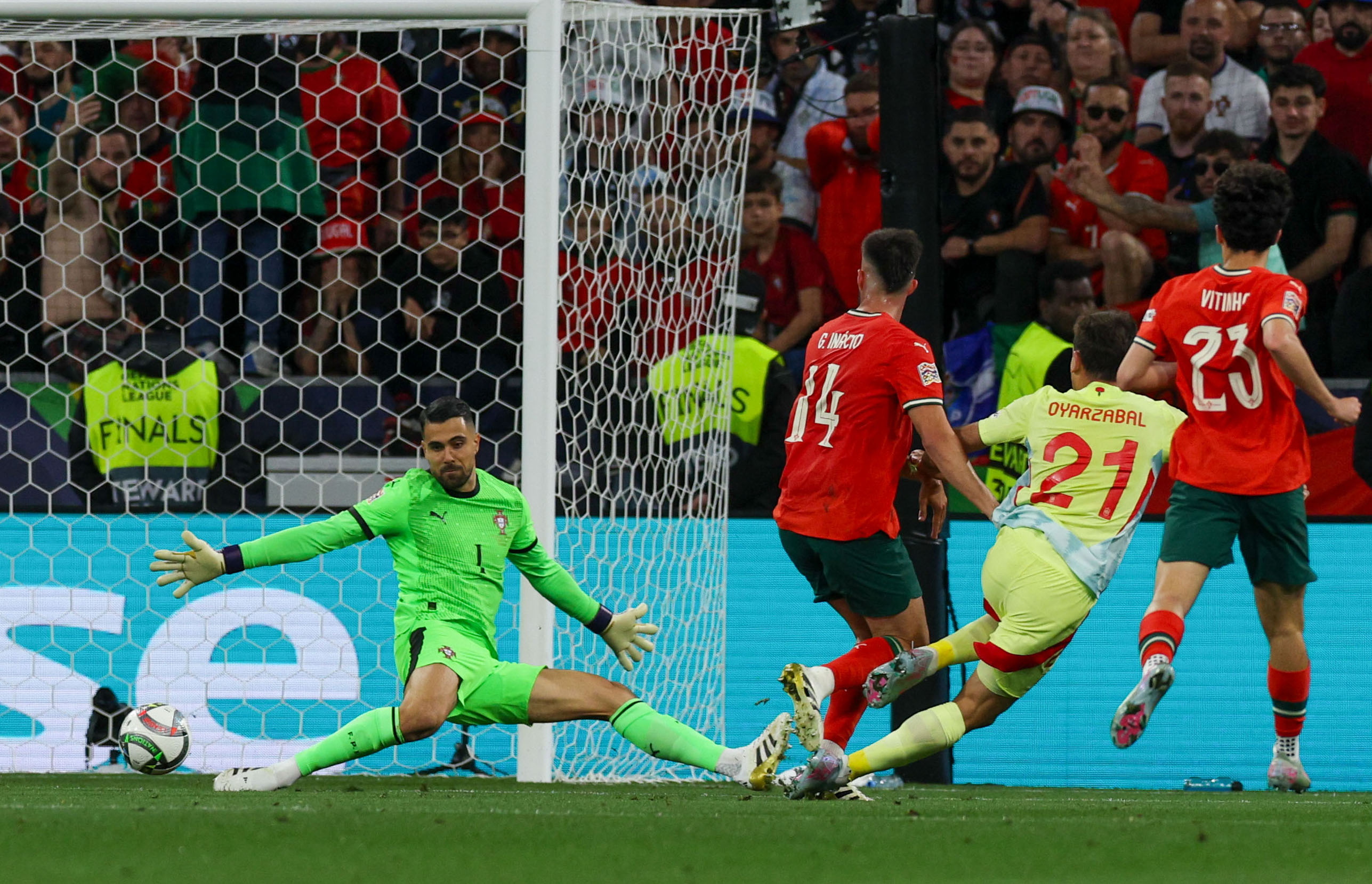 欧预赛瑞士国脚绝杀，帮助球队晋级