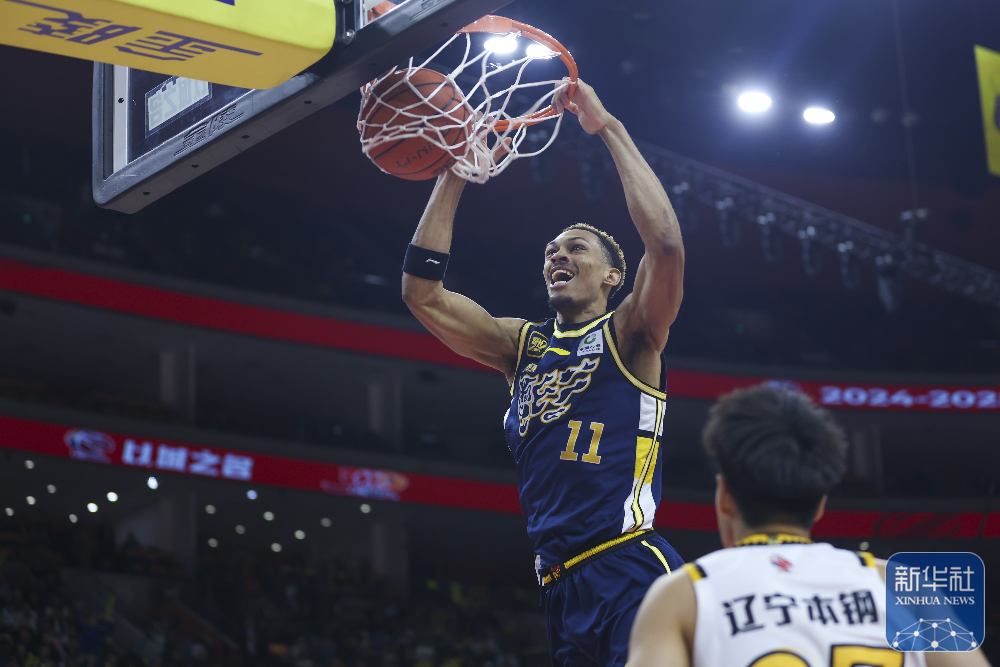 关于比赛结果令人意外，强队频频受挫，弱队崭露头角的信息