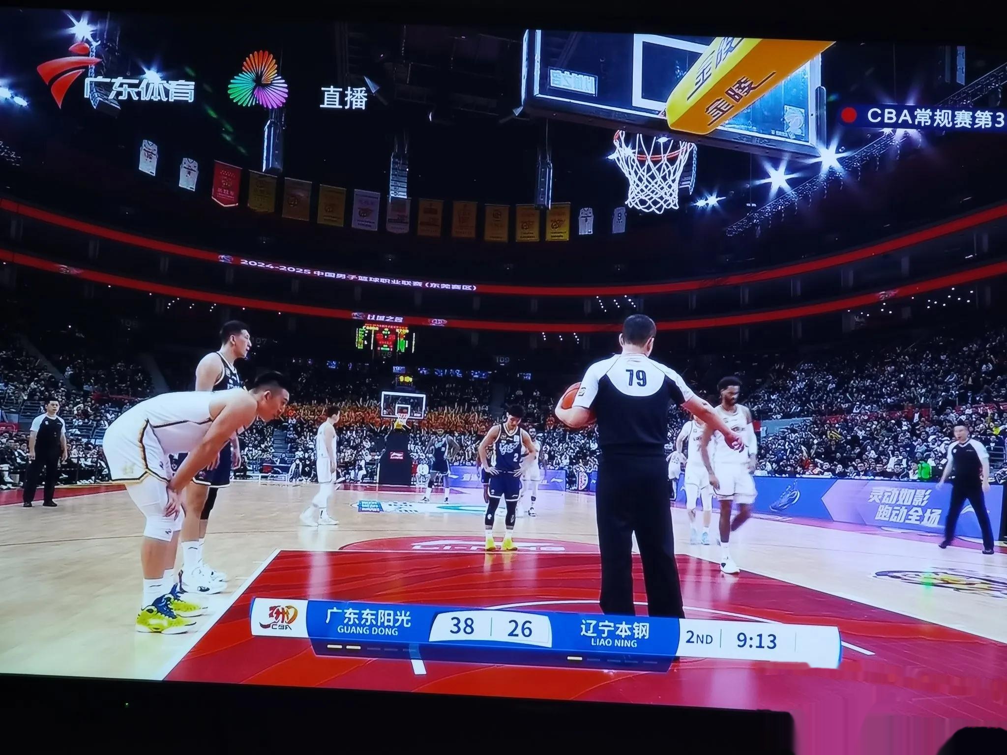 关于比赛结果令人意外，强队频频受挫，弱队崭露头角的信息