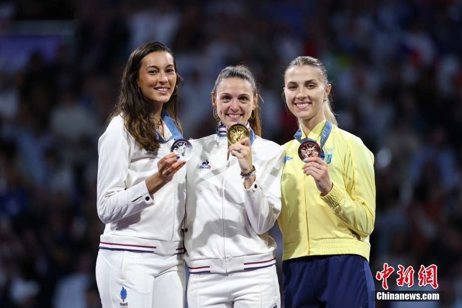 法国击剑队获得团体金牌，震撼世界