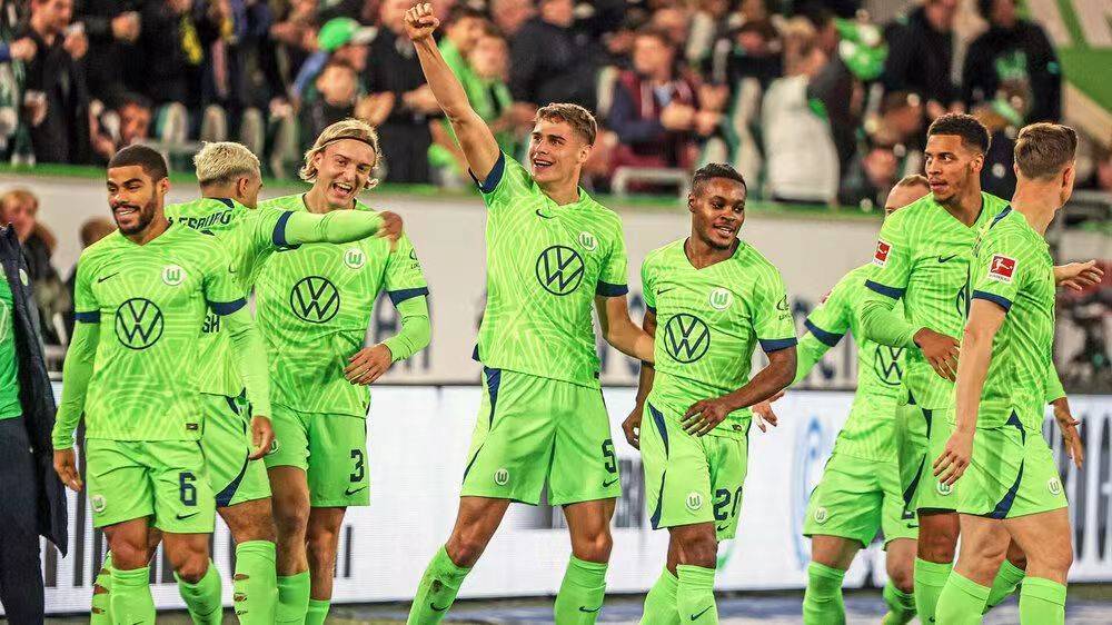 沃尔夫斯堡攻破汉堡城，稳坐德甲前四