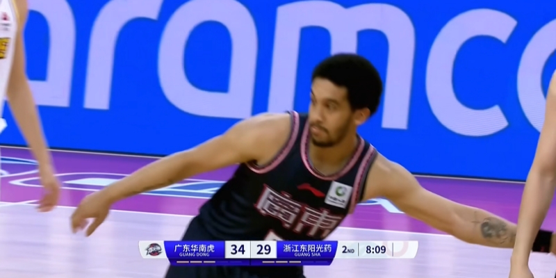 马赛后防线发挥出色，连续三场未丢球