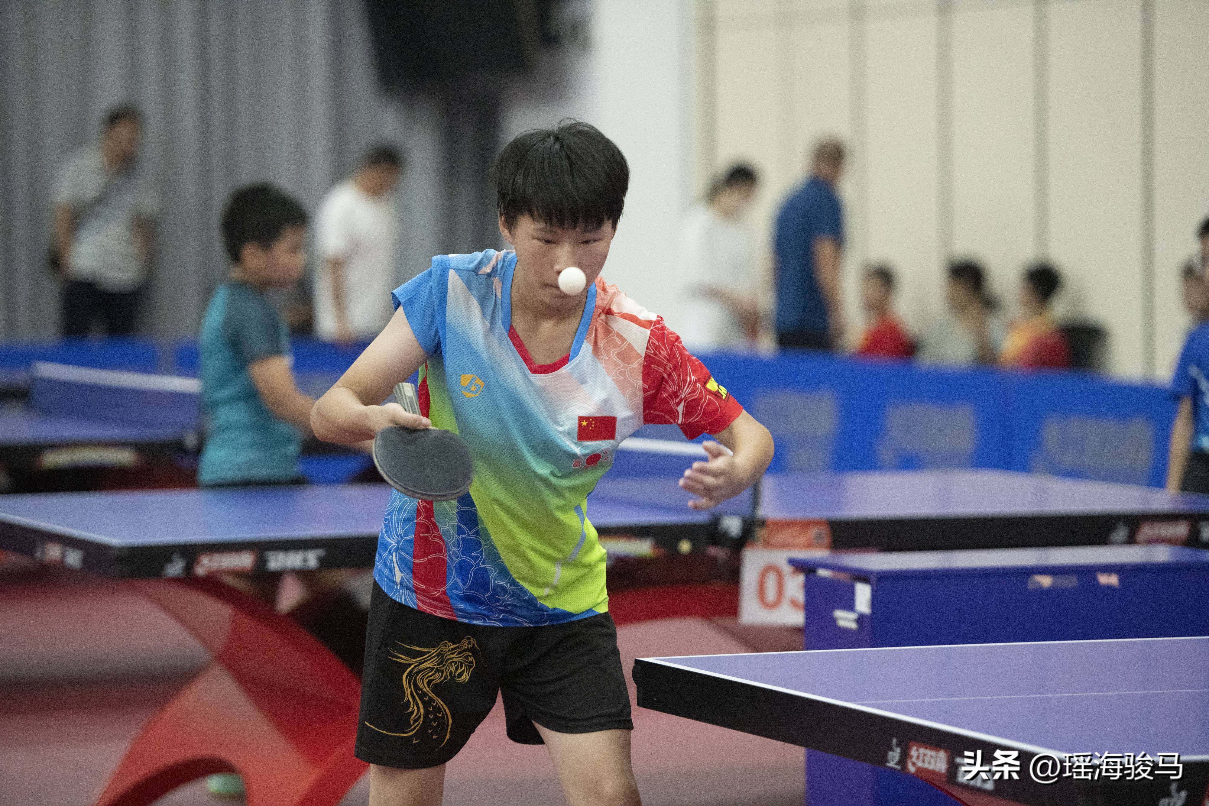 包含乒乓球选手紧张备战，心无旁骛追求胜利的词条