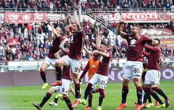 关于都灵队主场失利，教练被批评战术不当的信息