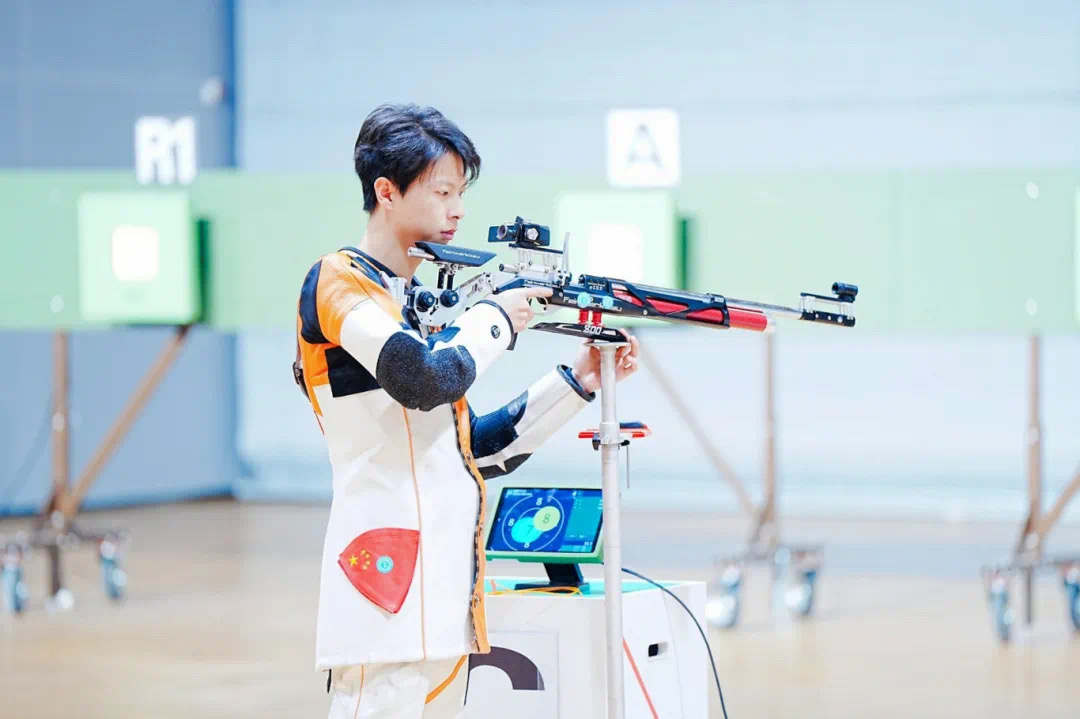 FB体育官方网站-射击高手稳操胜券，精准射击夺冠称王