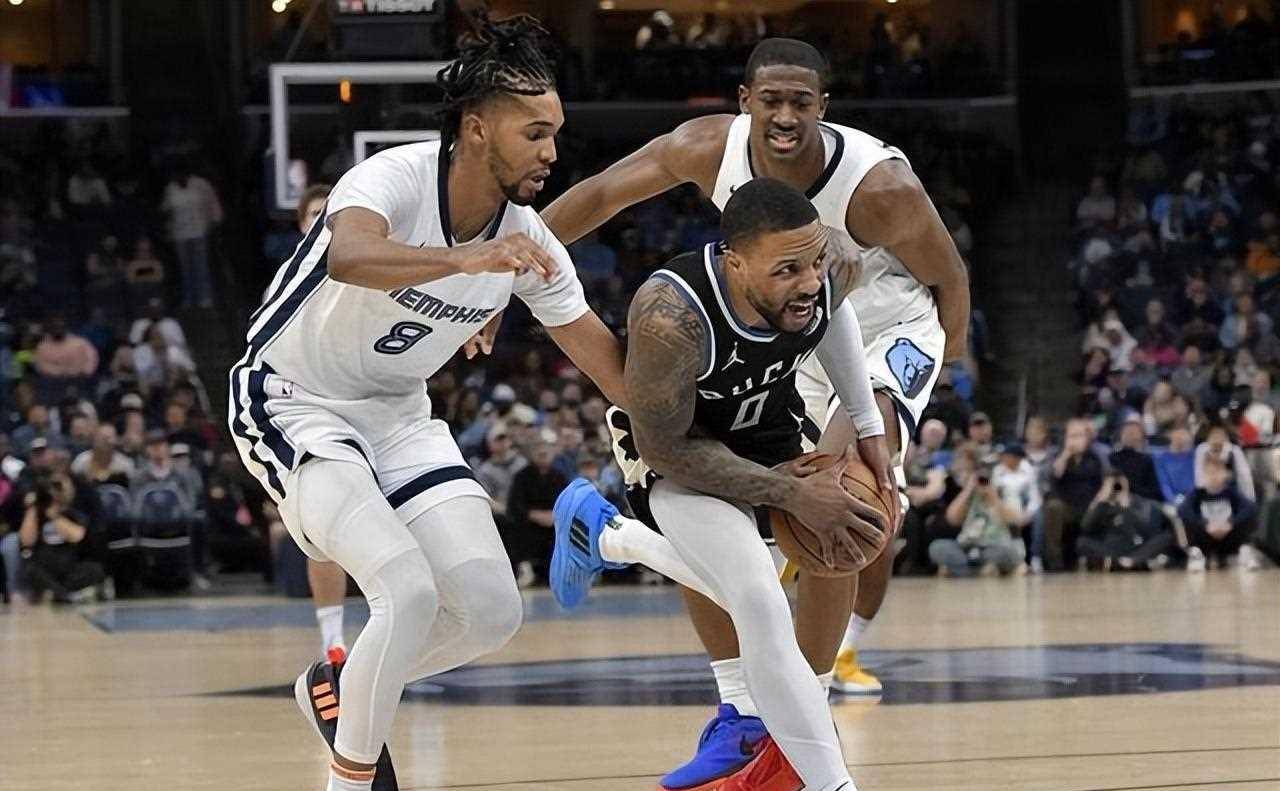 雄鹿队遭遇惨败,战术调整引发争议 雄鹿队遭遇惨败,战术调整引发争议