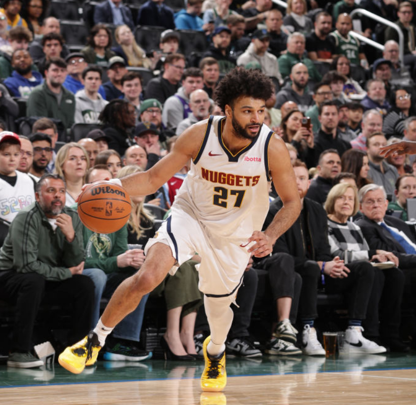 雄鹿队遭遇惨败,战术调整引发争议 雄鹿队遭遇惨败,战术调整引发争议