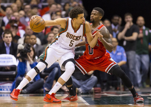 FB体育APP-雄鹿险胜老鹰，保持不败纪录