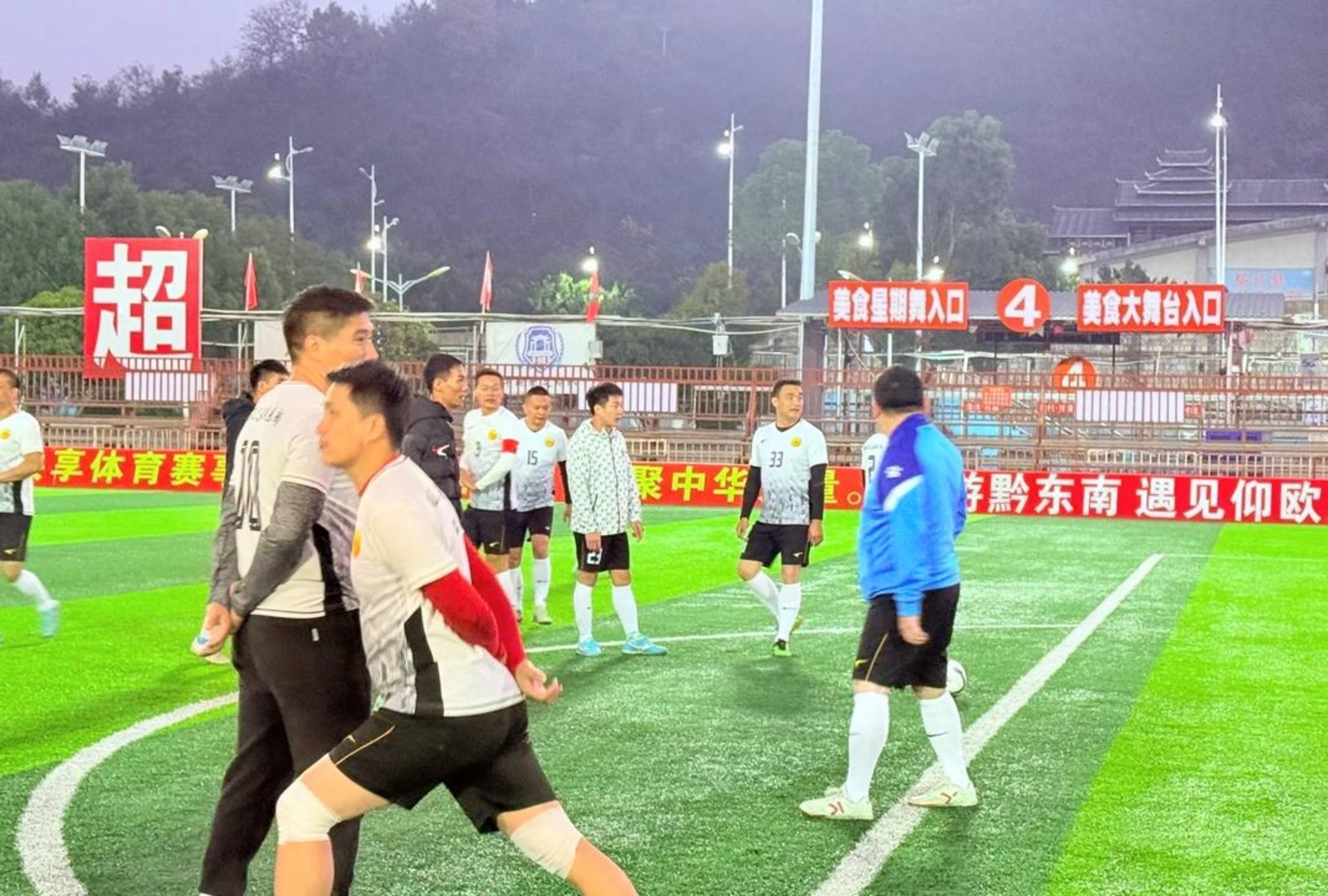 -包含巴西队表现出色，一举击败对手晋级决赛的词条